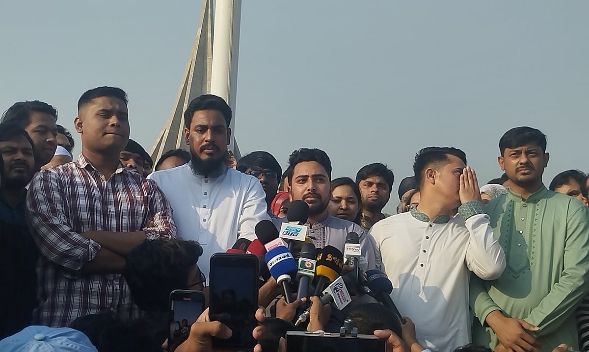 জাতীয় স্মৃতিসৌধে মহান মুক্তিযুদ্ধের বীর শহীদদের প্রতি শ্রদ্ধা জানানোর পর কথা বলেন জাতীয় নাগরিক পার্টির আহ্বায়ক নাহিদ ইসলাম