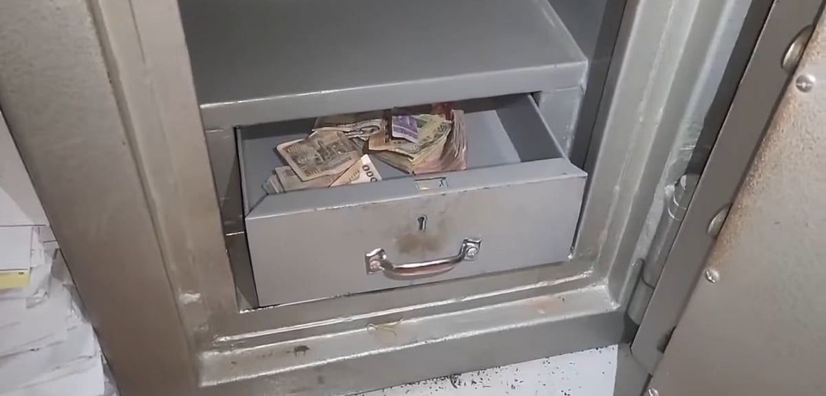 মেহেরপুরের গাংনী উপজেলার বামন্দী বাজারে ইসলামী ব্যাংকের এজেন্ট শাখায় ভল্ট ভেঙে চুরির অভিযোগ উঠেছে। ছবি আজ সকালে তোলা