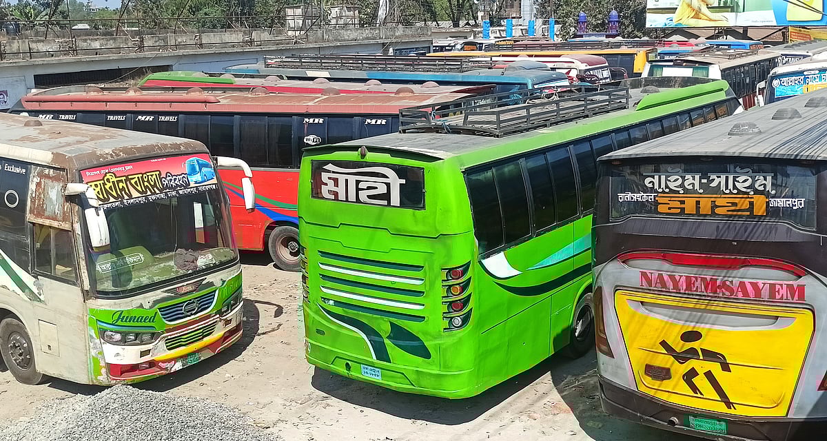 জামালপুর থেকে বিভিন্ন রুটে চলাচলকারী বাসগুলো টার্মিনালে সারিবদ্ধ করে রাখা হয়েছে। আজ সকালে শহরের কেন্দ্রীয় বাসস্ট্যান্ডের