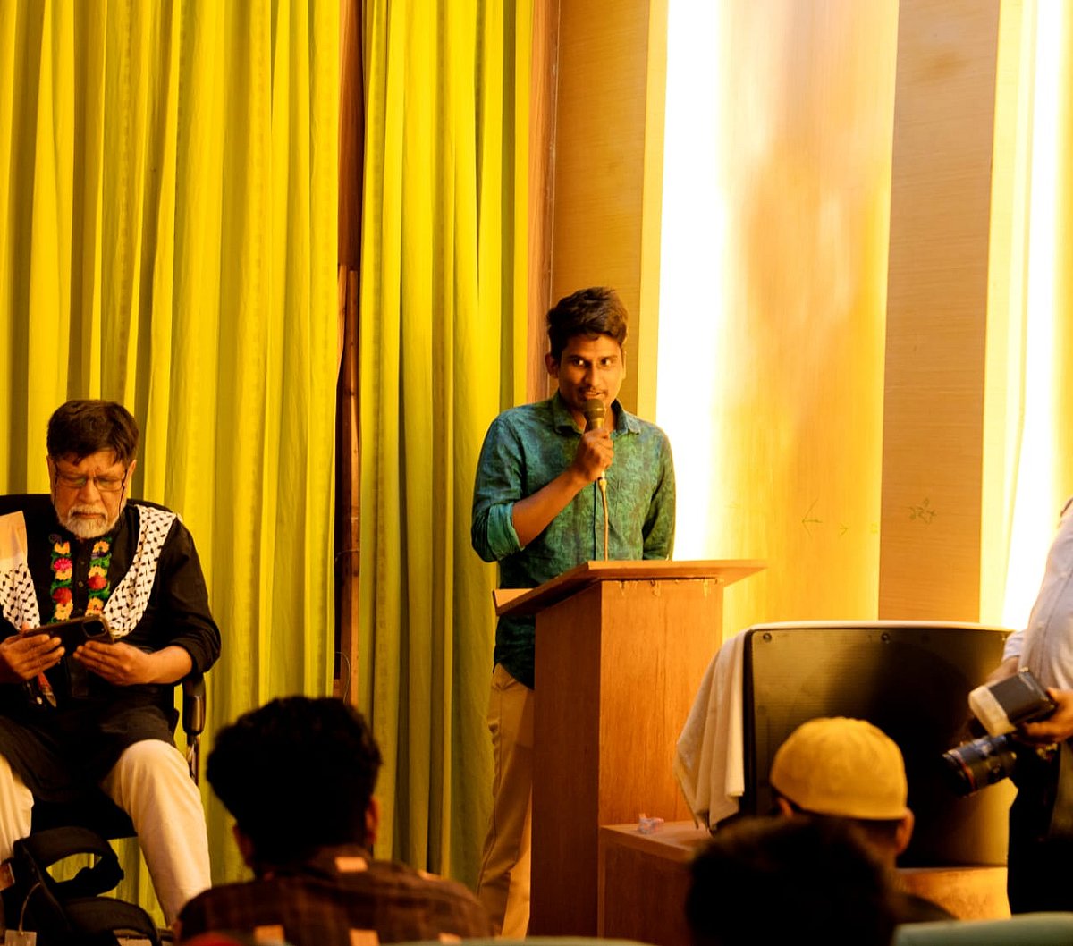 জুলাই গণ-অভ্যুত্থানে পুলিশের ছররা গুলিতে আহত শিক্ষার্থী ওয়ালিউল হাসান নিজের ভয়াবহ অভিজ্ঞতা বর্ণনা করেন। ঢাকা, ৫ মার্চ