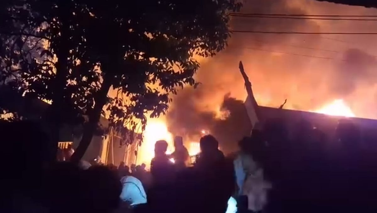 ঝুটের গুদামে লাগা আগুন নিয়ন্ত্রণে কাজ করছে ফায়ার সার্ভিসের চারটি ইউনিট। বুধবার রাত সাড়ে ১০টার দিকে গাজীপুর মহানগরীর আমবাগ এলাকায়