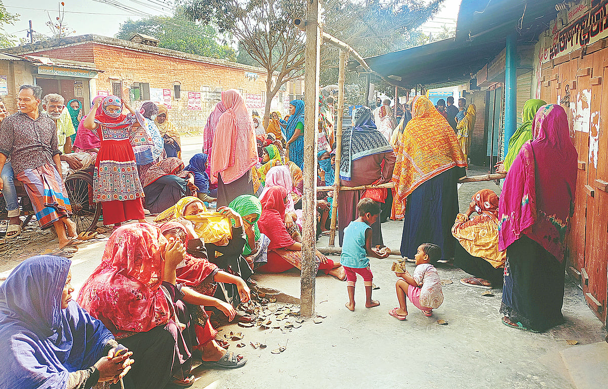 সকাল নয়টায় খুলবে খোলাবাজারে পণ্য বিক্রির (ওএমএস) দোকান। ন্যায্যমূল্যে চাল-আটা কিনতে ভোর থেকে নারী-পুরুষেরা দলবেঁধে অপেক্ষায়। গতকাল সকাল পৌনে নয়টায় চুয়াডাঙ্গা শহরের গমপট্টিতে