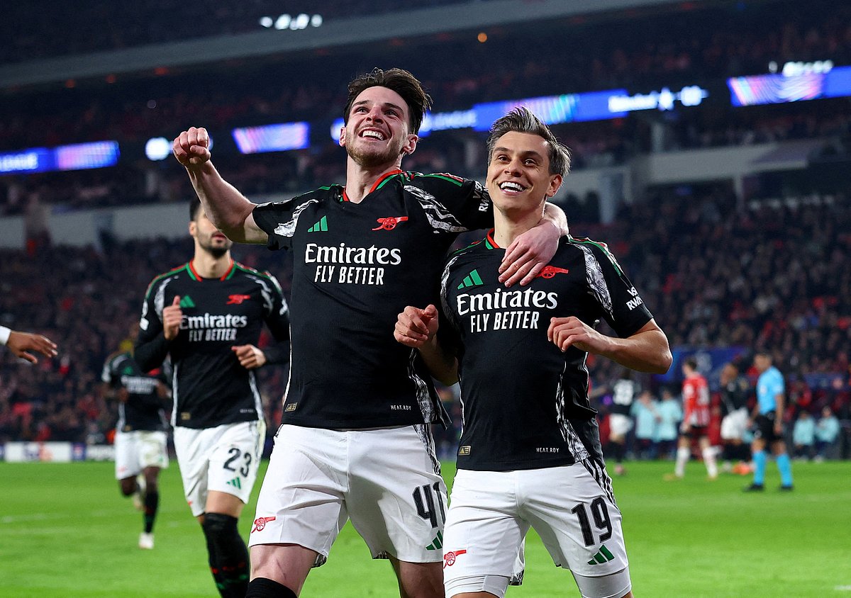 পঞ্চম গোলের পর ডেকলান রাইসের সঙ্গে উদ্‌যাপন লিয়ান্দ্রো তোসারের। পিএসভির বিপক্ষে এমন গোল উদ্‌যাপন সাতবার করেছেন আর্সেনাল