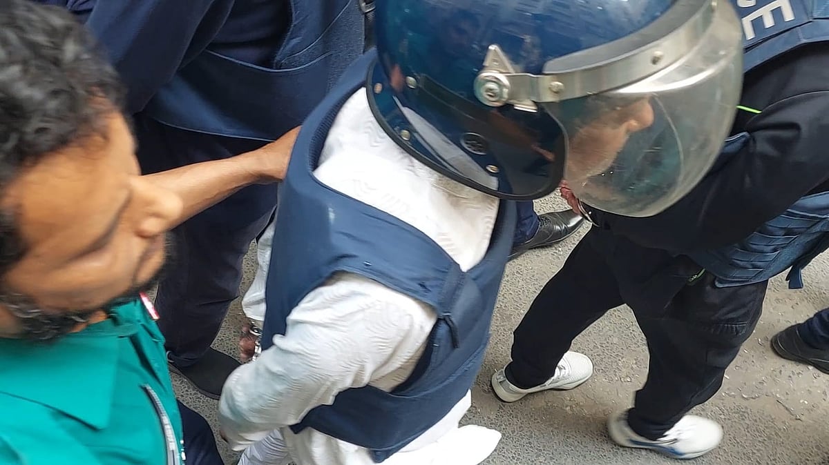 আপিল বিভাগের অবসরপ্রাপ্ত বিচারপতি এ এইচ এম শামসুদ্দিন চৌধুরী মানিককে আজ বুধবার ঢাকার আদালতে হাজির করা হয়