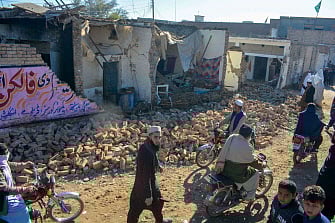 পাকিস্তানে গতকাল মঙ্গলবার আত্মঘাতী বোমা হামলায় ধসে পড়া ভবনের পাশ দিয়ে লোকজন হেঁটে যাচ্ছেন। ৫ মার্চ ২০২৫