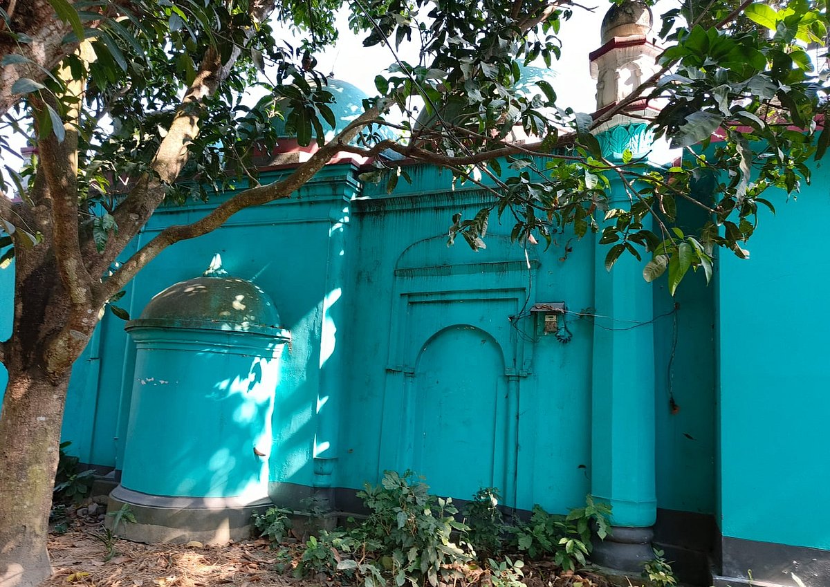 রাজশাহীর বাগমারা উপজেলার বাসুপাড়া ইউনিয়নের কামনগর তিন গম্বুজ মসজিদ