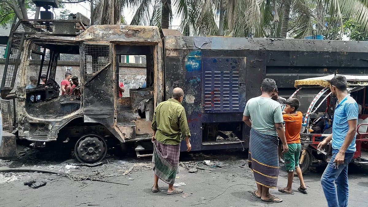 যাত্রাবাড়ী থানার সামনে পুড়ে যাওয়া জলকামান