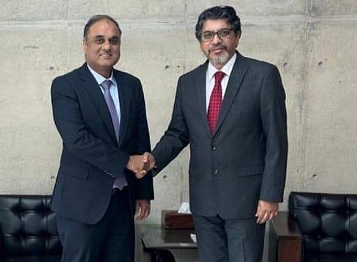 পররাষ্ট্রসচিব মো. জসীম উদ্দিনের সঙ্গে সাক্ষাতে পাকিস্তানের পররাষ্ট্র মন্ত্রণালয়ের অতিরিক্ত সচিব ইমরান আহমেদ সিদ্দিকি। আজ বুধবার সকালে পররাষ্ট্র মন্ত্রণালয়ে