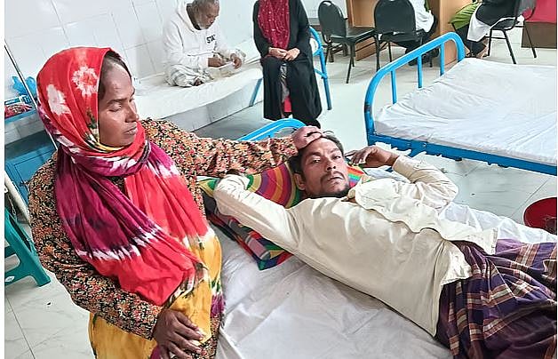 ভ্যানচালক নিজেই যেখানে ঠিক মতো খেতে পান না, সেখানে কুকুর পোষার বিলাসিতা তাঁর কোথায়?