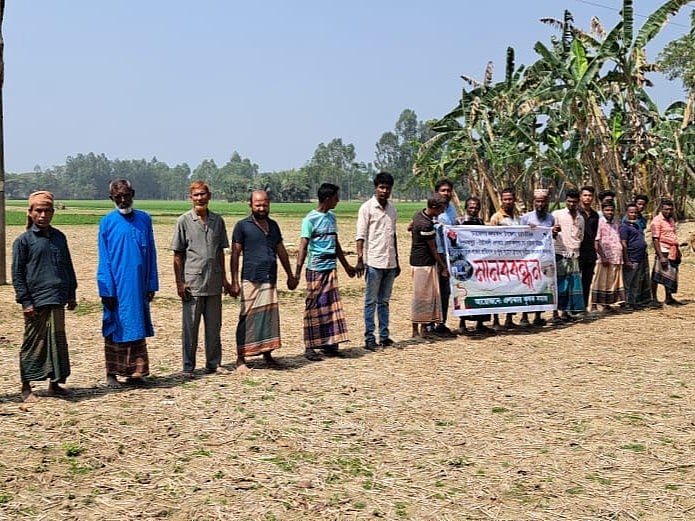 নেত্রকোনার কলমাকান্দায় সেচ প্রকল্পে পল্লী বিদ্যুতের লাইন পুনঃসংযোগের দাবিতে মানববন্ধন। আজ সকাল সাড়ে ১০টার দিকে খারনৈ ইউনিয়নের বিশ্বনাথপুর বৈঠাখালী গ্রামে