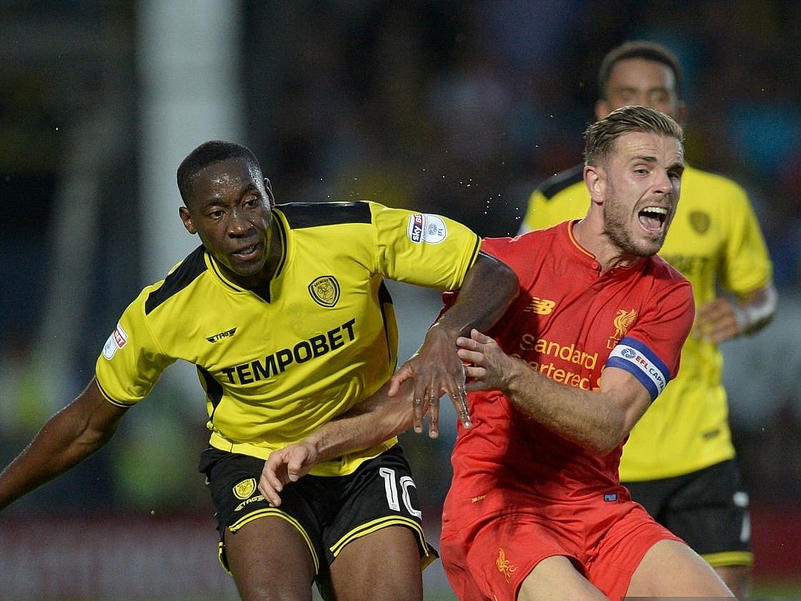 ২০১৬ সালে ইংলিশ লিগ কাপে লিভারপুল–বার্টন ম্যাচে অ্যাকিনস (বাঁয়ে)