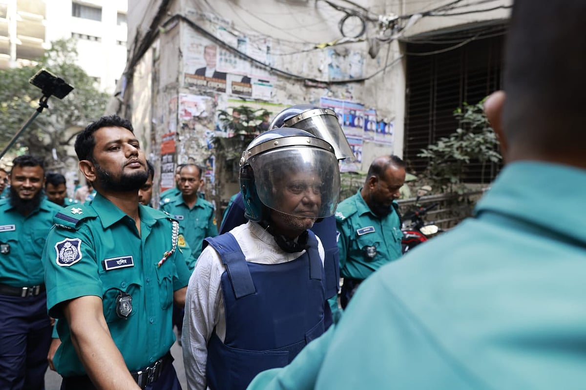 আপিল বিভাগের সাবেক বিচারপতি এ এইচ এম শামসুদ্দিন চৌধুরী মানিককে আজ বুধবার ঢাকার সিএমএম আদালতে হাজির করা হয়