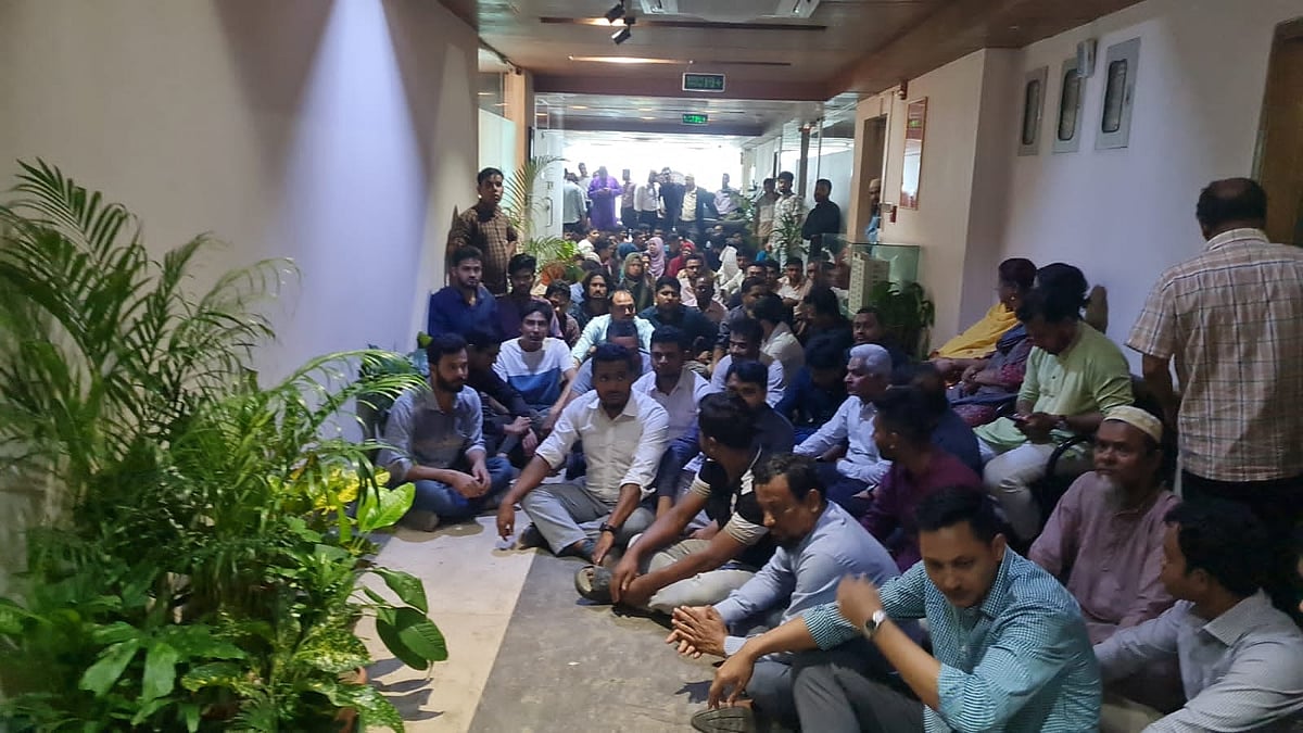 পদত্যাগের দাবিতে স্লোগান দিচ্ছেন কর্মকর্তা কর্মচারীরা