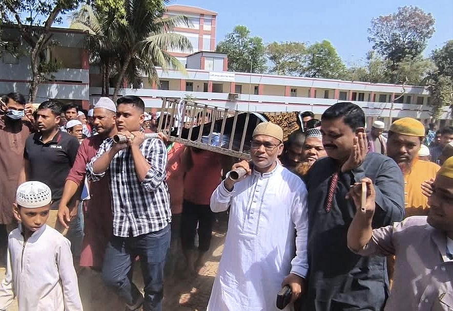 হৃদ্রোগে মারা যাওয়া ৫ আগস্ট গুলিবিদ্ধ কুমিল্লার দেবীদ্বারের আবদুস সামাদের জানাজা শেষে খাটিয়া কাঁধে নেন হাসনাত আবদুল্লাহ