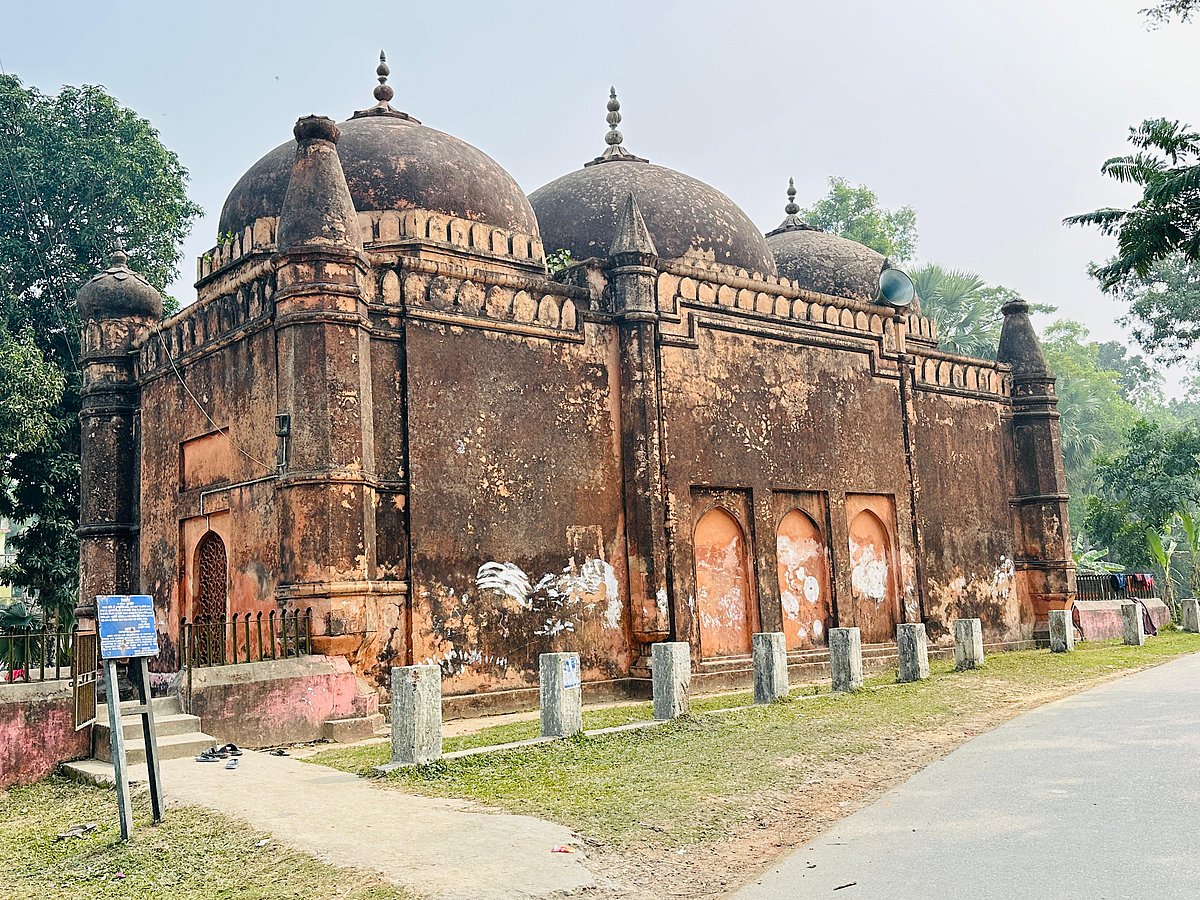 কুমিল্লার মনোহরগঞ্জ উপজেলার শরীফপুর গ্রামে অবস্থিত শরীফপুর শাহী জামে মসজিদটি মুঘল আমলের স্থাপত্যের অন্যন্য এক নিদর্শন