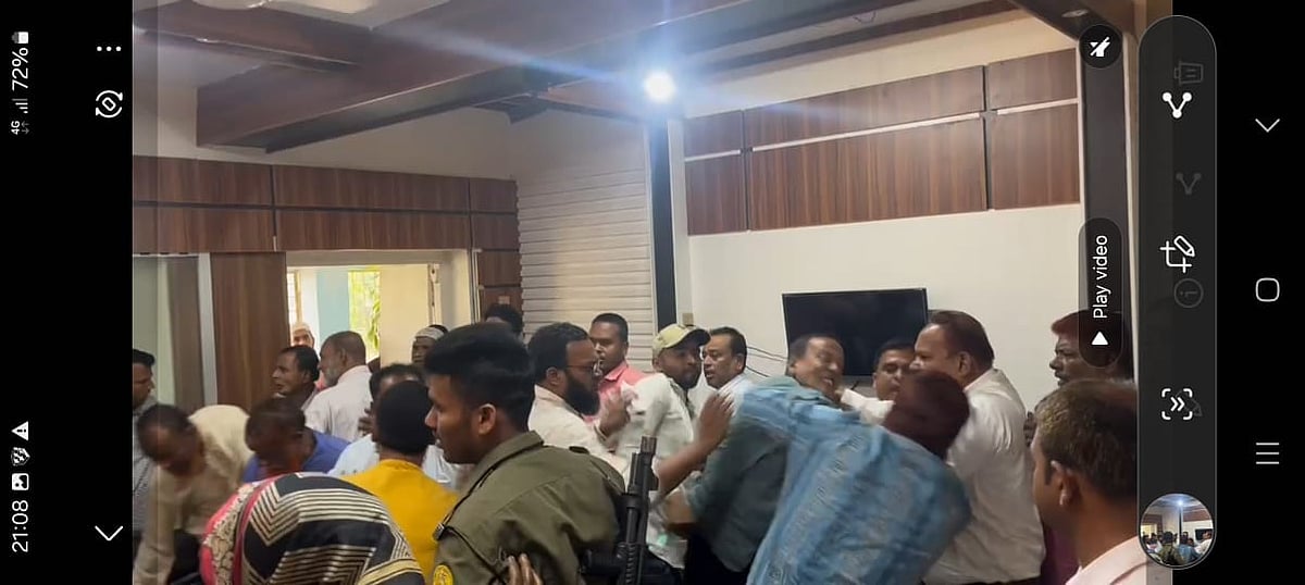 পাবনার সুজানগর ইউএনওর কক্ষে গত সোমবার জামায়াতে ইসলামীর চার নেতার ওপর হামলা হয়