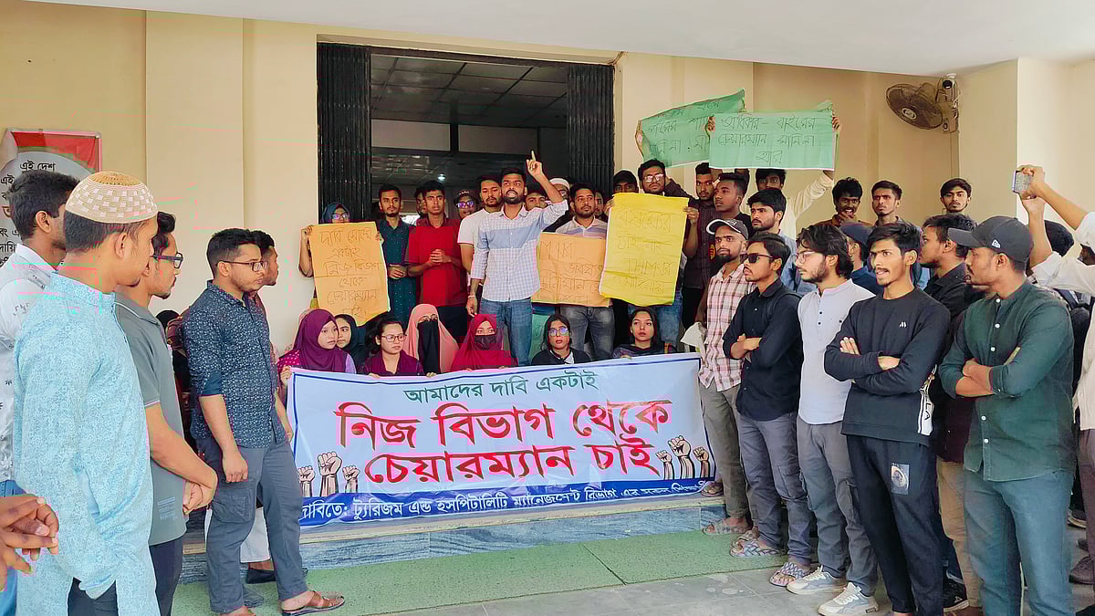 নিজ বিভাগ থেকে সভাপতি নিয়োগের দাবিতে ট্যুরিজম অ্যান্ড হসপিটালিটি ম্যানেজমেন্ট বিভাগের শিক্ষার্থীদের অবস্থান কর্মসূচি। বৃহস্পতিবার দুপুরে প্রশাসন ভবনের সামনে
