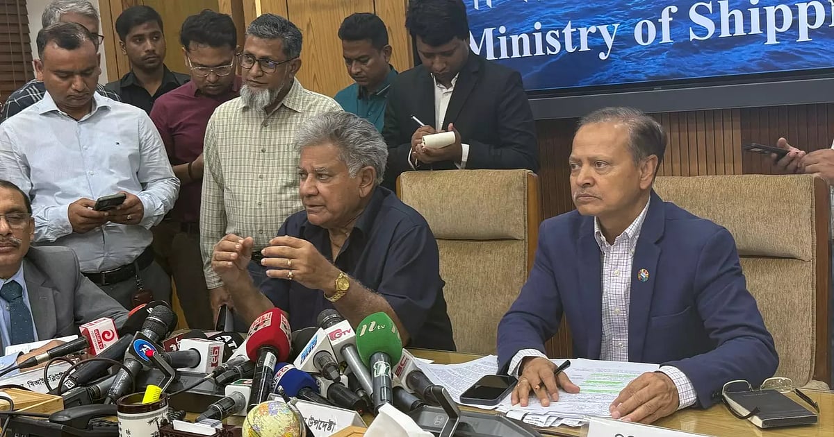 সভায় কথা বলছেন নৌপরিবহন এবং শ্রম ও কর্মসংস্থান উপদেষ্টা ব্রিগেডিয়ার জেনারেল (অব.) এম সাখাওয়াত হোসেন। বৃহস্পতিবার, সচিবালয়ে