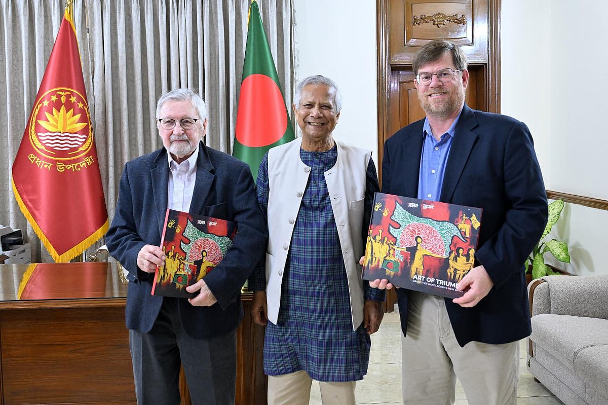 প্রধান উপদেষ্টা অধ্যাপক মুহাম্মদ ইউনূসের সঙ্গে সাক্ষাৎ করেন যুক্তরাষ্ট্রের সাবেক রাষ্ট্রদূত উইলিয়াম বি মাইলাম (বাঁয়ে)। ঢাকা, ৬ মার্চ