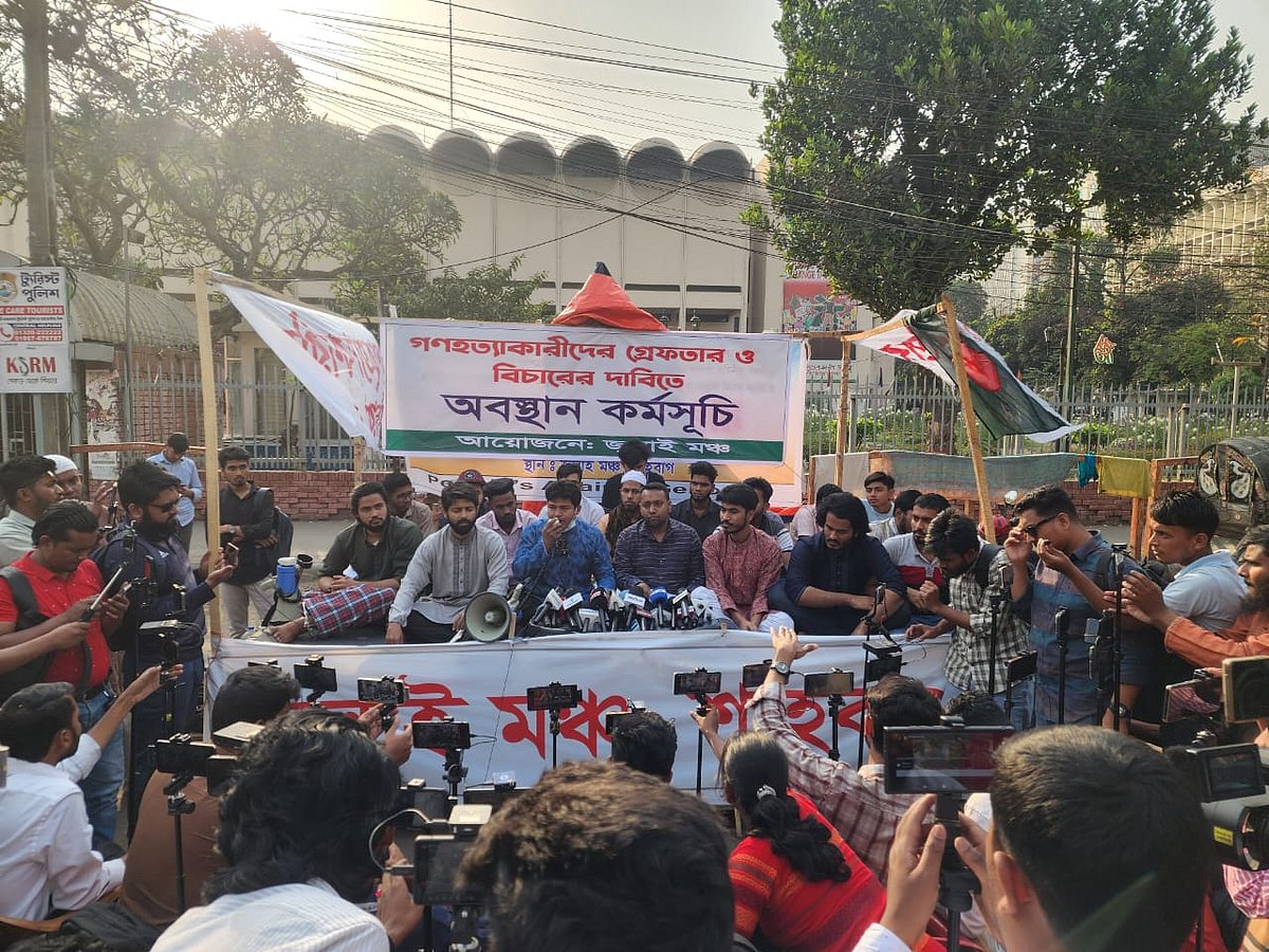 রাজধানীর শাহবাগে জাতীয় জাদুঘরের সামনে সংবাদ সম্মেলন করে জুলাই মঞ্চ