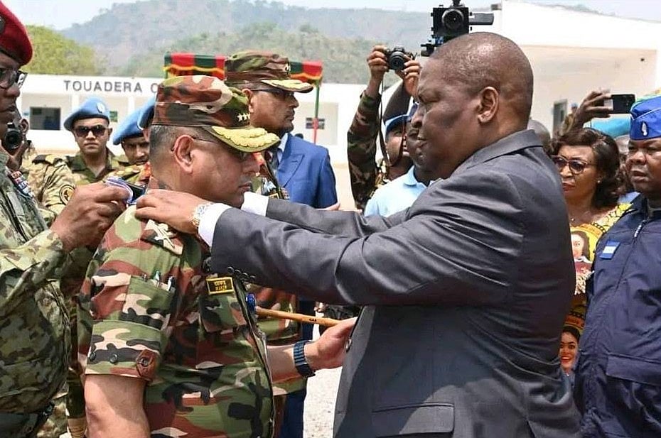 মধ্য আফ্রিকান প্রজাতন্ত্রের প্রেসিডেন্ট বাংলাদেশ সেনাবাহিনীর প্রধানকে সম্মানসূচক প্রেসিডেনশিয়াল মেডেল পরিয়ে দিচ্ছেন