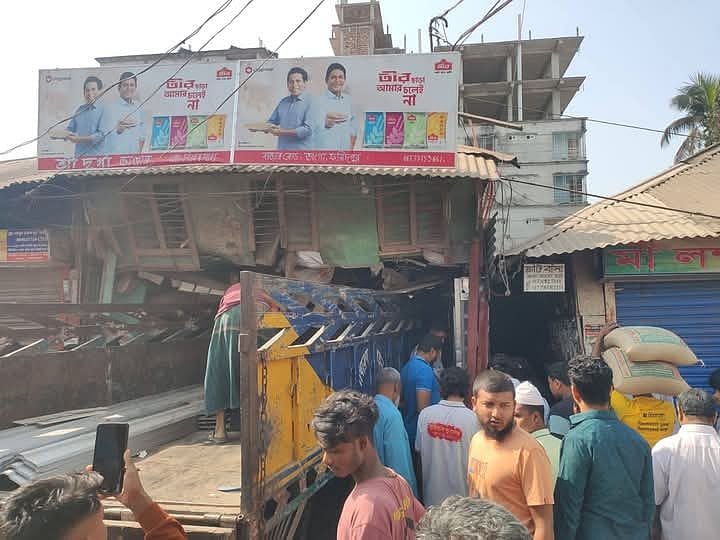 ফরিদপুরের ভাঙ্গা উপজেলায় নিয়ন্ত্রণ হারিয়ে দোকানে ঢুকে যায় একটি ট্রাক। আজ সকালে ভাঙ্গা বাজারের পান বাজার মোড়ে