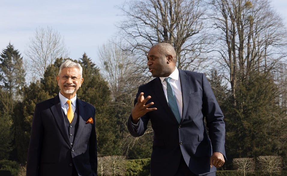 ভারতের পররাষ্ট্রমন্ত্রী এস জয়শঙ্কর (বাঁয়ে) ও যুক্তরাজ্যের পররাষ্ট্রমন্ত্রী ডেভিড ল্যামি