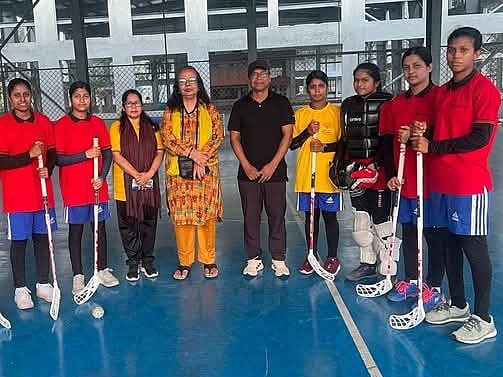 ফ্লোরবল দলের সঙ্গে কামরুন নাহার ডানা ও আবুল হাশেম