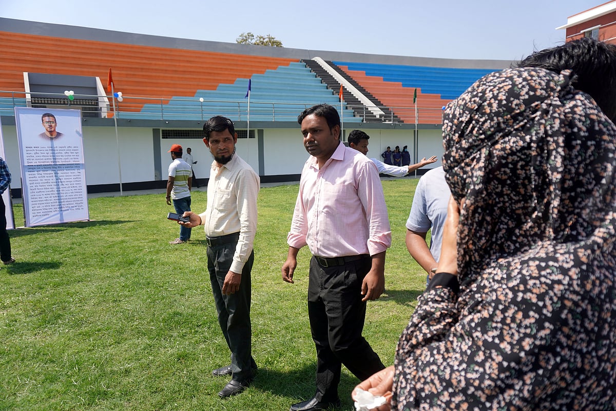 মূল মঞ্চের দিকে যাওয়ার সময় চোখে পড়ে ছেলে আবরার ফাহাদের ছবি। দেখতেই থমকে দাঁড়ান মা রোকেয়া খাতুন। বৃহস্পতিবার দুপুরে কুষ্টিয়ার শহীদ আবরার স্টেডিয়ামে