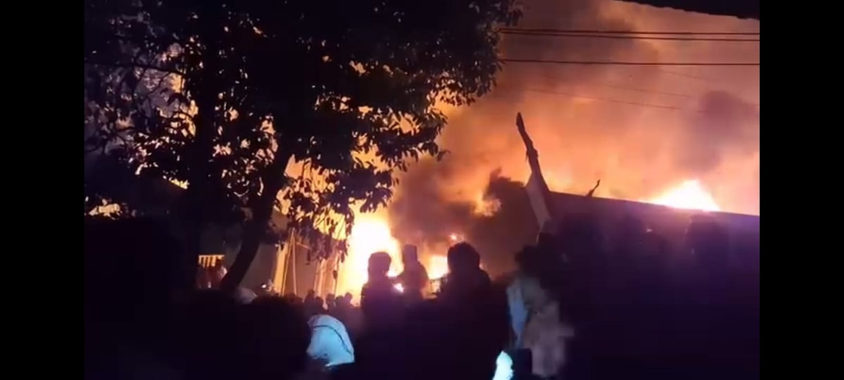 গাজীপুরের কোনাবাড়ীর আমবাগ এলাকায় গতকাল বুধবার রাতে ঝুটগুদামে অগ্নিকাণ্ডের ঘটনা ঘটে