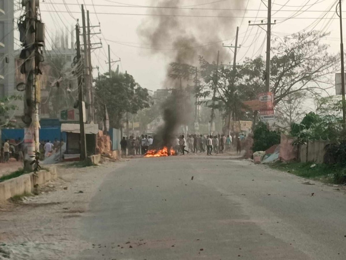 সিদ্ধিরগঞ্জে আদমজী ইপিজেডের ঝুট ব্যবসার নিয়ন্ত্রণ নিয়ে বিএনপির দুই পক্ষের সংঘর্ষের সময় কয়েকটি মোটরসাইকেলে আগুন দেওয়া হয়। বৃহস্পতিবার বিকেলে