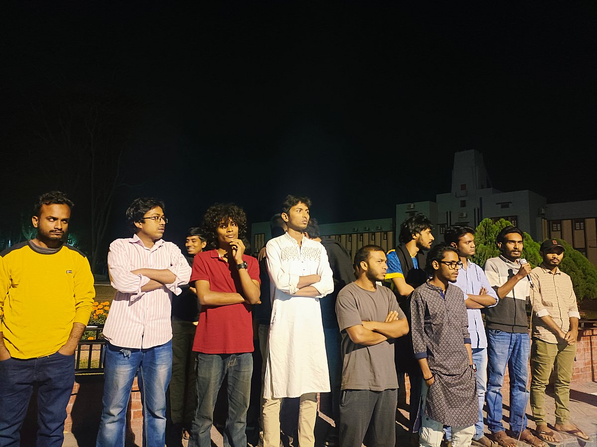 অ্যাডহক নিয়োগপদ্ধতি সংস্কার এবং নিয়োগপ্রাপ্ত চারজনের নিয়োগ বাতিলের দাবিতে বিক্ষোভ মিছিলপরবর্তী সমাবেশ। বৃহস্পতিবার রাতে বিশ্ববিদ্যালয়ের শহীদ শামসুজ্জোহা চত্বরে