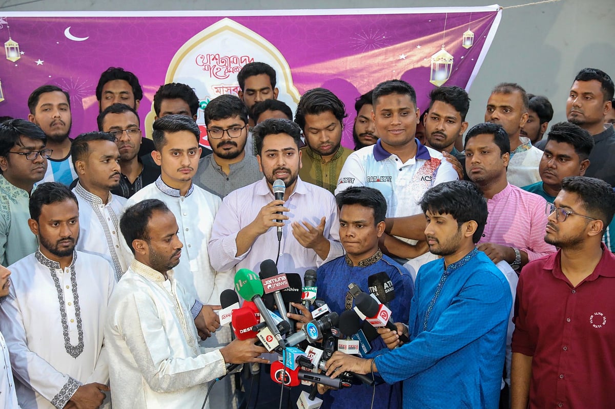 দলের উদ্যোগে রাজধানীতে নিম্নবিত্তদের জন্য মাসব্যাপী আয়োজিত ‘গণমানুষের ইফতার’ কর্মসূচিতে অংশ নিয়ে কথা বলেন এনসিপির আহ্বায়ক নাহিদ ইসলাম। ইস্কাটন গার্ডেন রোড, ৬ মার্চ