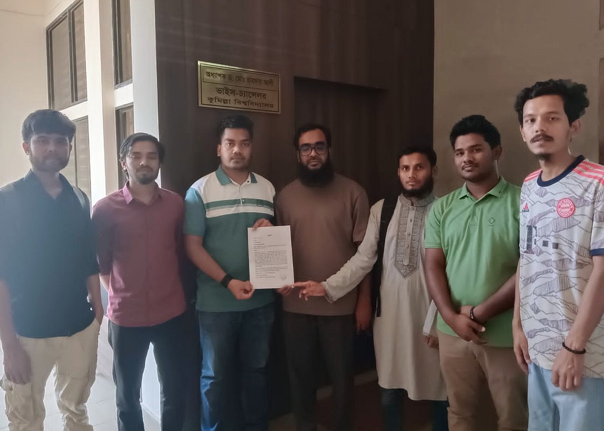 ভর্তি ও সেমিস্টার ফি কমানোর দাবিতে গণস্বাক্ষর কর্মসূচি পালন করেন শিক্ষার্থীরা। বৃহস্পতিবার দুপুরে কুমিল্লা বিশ্ববিদ্যালয়ে