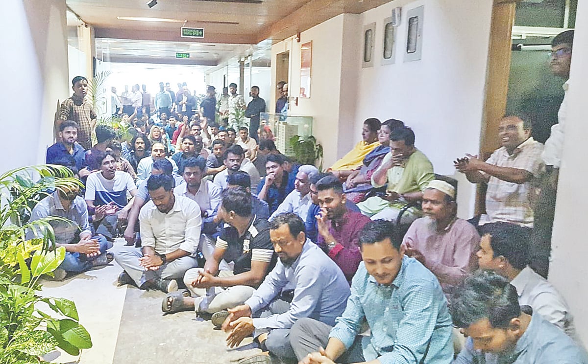 বিএসইসি চেয়ারম্যানের পদত্যাগের দাবিতে তাঁর কার্যালয়ের সামনে কর্মীদের অবস্থান। গতকাল বেলা তিনটায় রাজধানীর আগারগাঁওয়ে বিএসইসি কার্যালয়ে