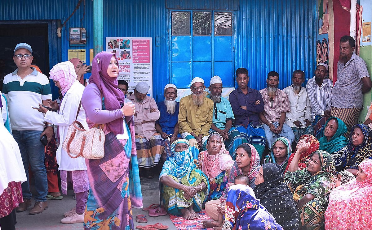 কল্যাণপুর পোড়া বস্তির কমিউনিটি রিসোর্স সেন্টারে প্রবীণ নারী–পুরুষের মধ্যে উপহারসামগ্রী তুলে দেওয়া হয়