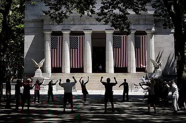 যুক্তরাষ্ট্রের প্রবীণ ব্যক্তিরা একসঙ্গে ব্যায়াম করছেন। নিউইয়র্ক সিটির আপার ম্যানহাটানে জেনারেল গ্র্যান্ট ন্যাশনাল মেমোরিয়ালের সামনে, ২৯ জুন, ২০২২