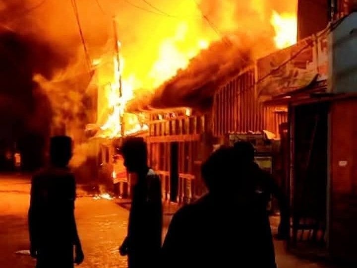 পটুয়াখালী জেলা শহরের জুবিলী উচ্চমাধ্যমিক বিদ্যালয়–সংলগ্ন এলাকায় অগ্নিকাণ্ড। আজ ভোরে তোলা