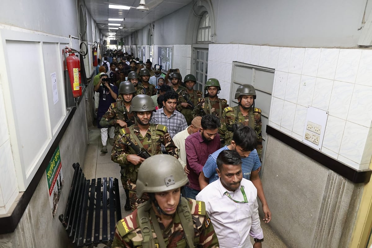 ঢাকা মেডিকেল কলেজ হাসপাতালে আজ বৃহস্পতিবার সকাল সাড়ে ১০টার দিকে দালাল চক্র নির্মূলে যৌথবাহিনী অভিযান চালিয়েছে