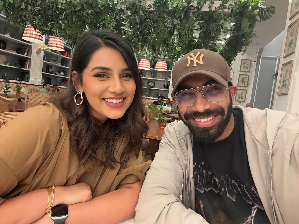 স্ত্রীর সঙ্গে বুমরা। চোটের কারণে আপাতত আইপিএলের হয়ে খেলতে পারছেন না ভারতীয় পেসার