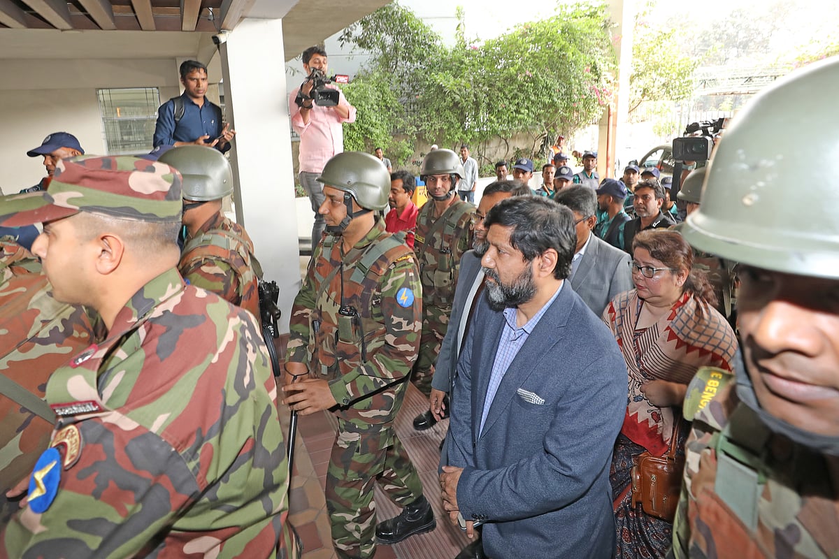 সেনাবাহিনীর পাহারায় নিজ কার্যালয়ে ঢুকছেন পুঁজিবাজার নিয়ন্ত্রক সংস্থা বাংলাদেশ সিকিউরিটিজ অ্যান্ড এক্সচেঞ্জ কমিশনের (বিএসইসি) চেয়ারম্যান খন্দকার রাশেদ মাকসুদ ও তিন কমিশনার। গতকাল তিনটায় রাজধানীর আগারগাঁওয়ে বিএসইসি কার্যালয়ে
