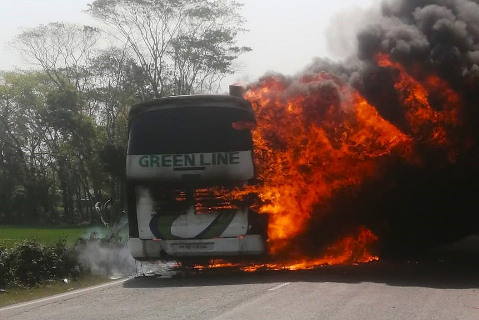 বরিশালের উজিরপুরে ঢাকা-বরিশাল মহাসড়কে গ্রিনলাইন পরিবহনের বাসটিতে হঠাৎ আগুন ধরে যায়। আজ সকালে দক্ষিণ বামরাইল বাসস্ট্যান্ড–সংলগ্ন সানুহার এলাকায়