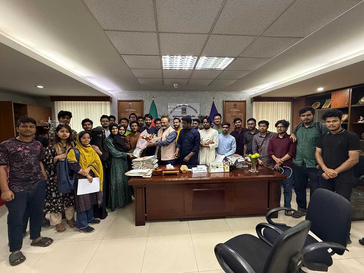 বৃহস্পতিবার দুপুরে ঢাকা বিশ্ববিদ্যালয়ের শিক্ষার্থীদের পক্ষে উপাচার্যের কাছে স্মারকলিপি দেন গণতান্ত্রিক ছাত্র সংসদের নেতারা। ঢাকা, ৬ মার্চ