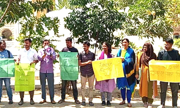 বার কাউন্সিলের আইনজীবী তালিকাভুক্তির পরীক্ষা ও বাংলাদেশ জুডিশিয়াল সার্ভিস (বিজেএস) পরীক্ষার ফি কমানোর দাবিতে মানববন্ধন। বৃহস্পতিবার জগন্নাথ বিশ্ববিদ্যালয়ের শহীদ মিনারের সামনে
