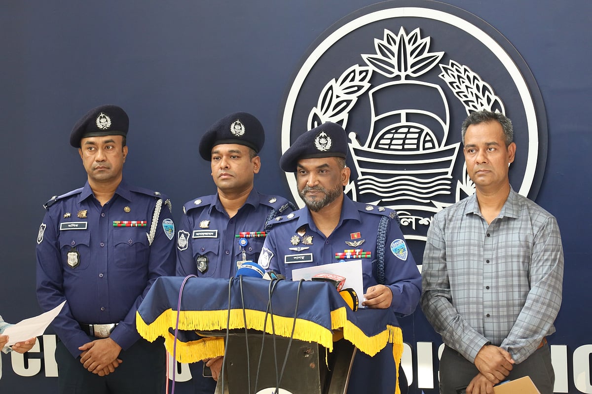 সাংবাদিকদের বিভিন্ন প্রশ্নের উত্তের দেন চট্টগ্রাম জেলা পুলিশ সুপার (এসপি) সাইফুল ইসলাম। আজ দুপুরে নিজ কার্যালয়ে