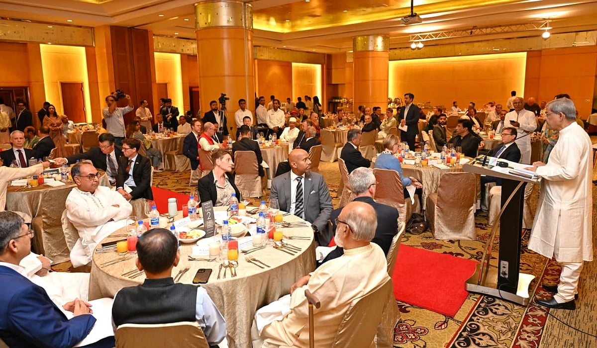 ঢাকায় নিযুক্ত বিভিন্ন দেশের কূটনীতিক, বিশিষ্ট ব্যক্তি ও জ্যেষ্ঠ সাংবাদিকদের সৌজন্যে বিএনপির ইফতার মাহফিলে সংক্ষিপ্ত বক্তব্য দেন দলটির মহাসচিব মির্জা ফখরুল ইসলাম আলমগীর। আজ বৃহস্পতিবার সন্ধ্যায় রাজধানীর ওয়েস্টিন হোটেলে