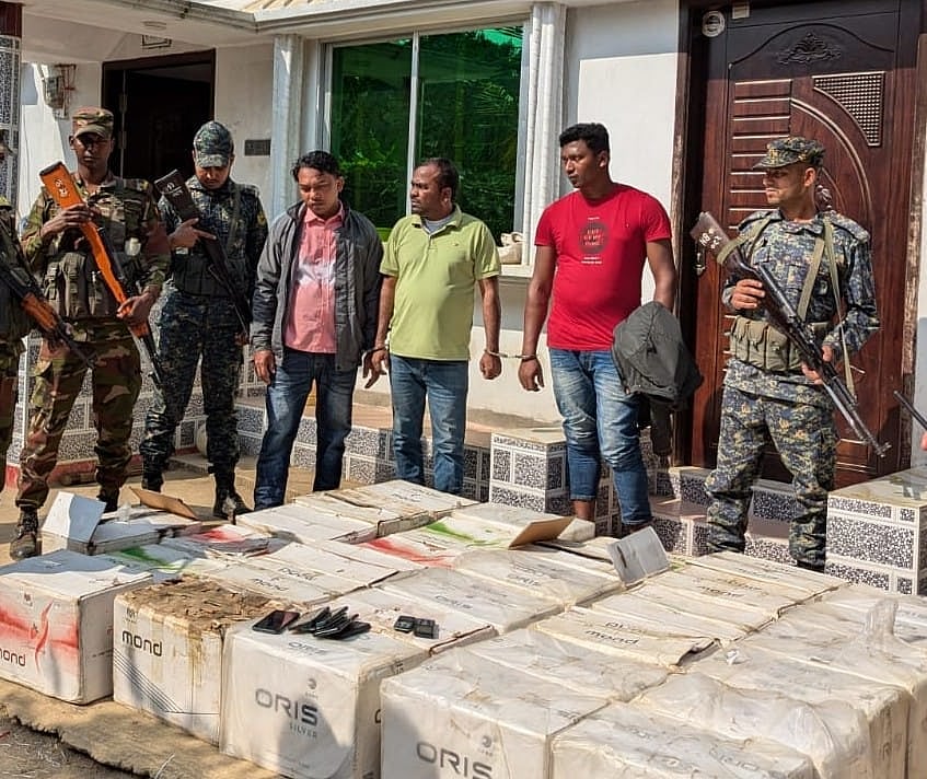 রাঙামাটিতে সিগারেটসহ গ্রেপ্তার ব্যক্তিরা