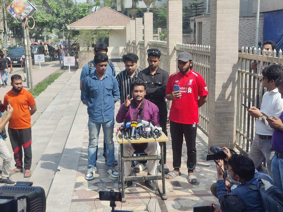 নর্থ সাউথ বিশ্ববিদ্যালয়ের ফটকের সামনে গতকাল রাতে হামলায় আহত মুশতাক তাহমিদ আজ বৃহস্পতিবার সাংবাদিকদের সঙ্গে কথা বলেন