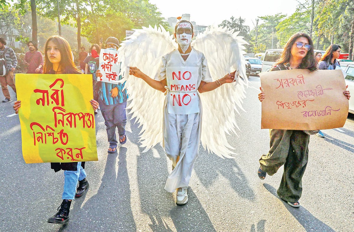 নারীর প্রতি সব ধরনের সহিংসতার বিরুদ্ধে জাতীয় সংসদ ভবনের সামনে মানববন্ধন শেষে বিক্ষোভ। গতকাল বিকেলে