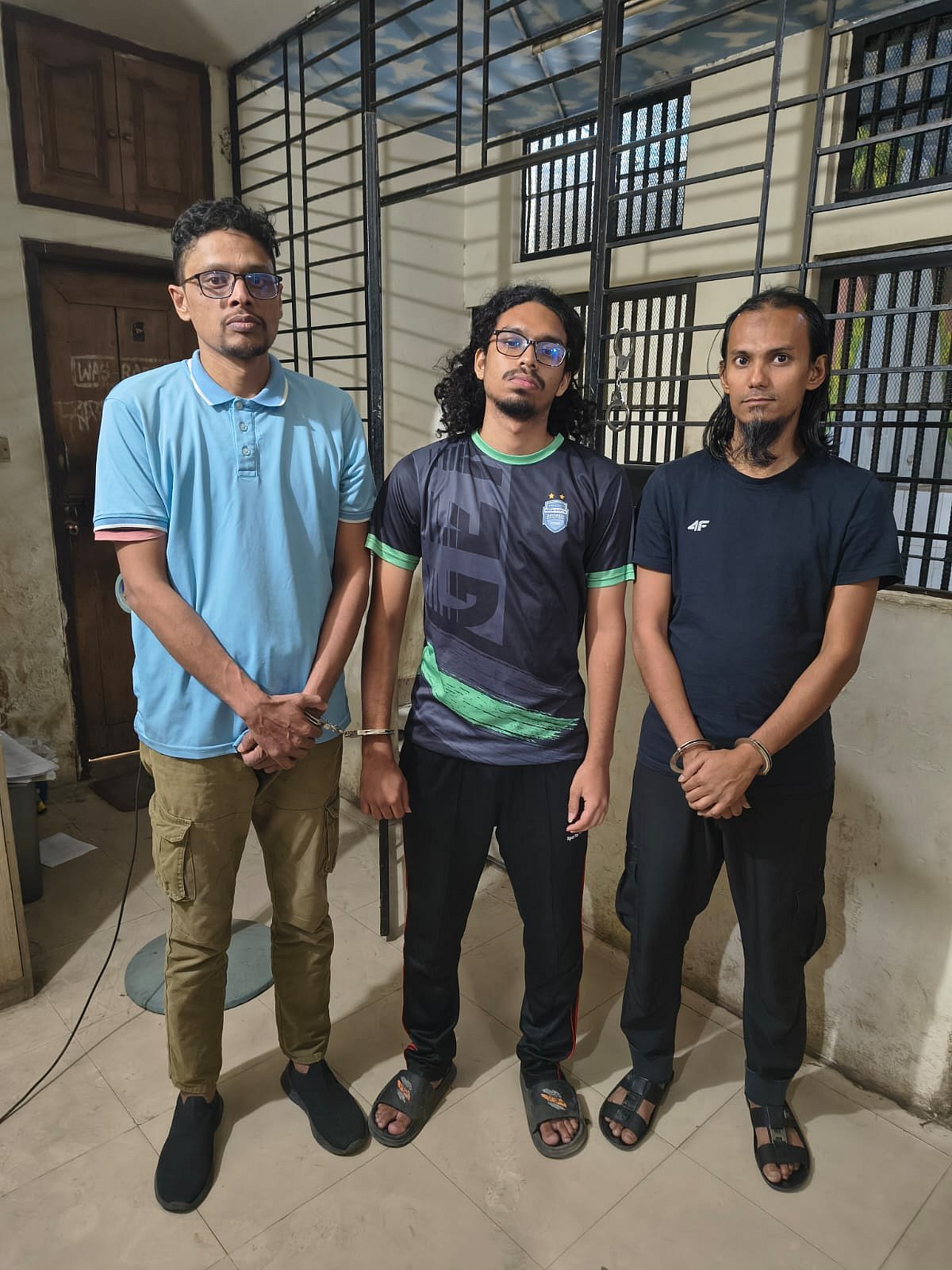 ঢাকার উত্তরা থেকে নিষিদ্ধ সংগঠন হিযবুত তাহ্‌রীরের তিন সদস্যকে গ্রেপ্তার করেছে পুলিশ